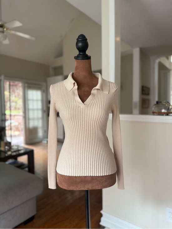 Sweaters - Women’s Ribbed V-Neck Polo Sweater in Beige